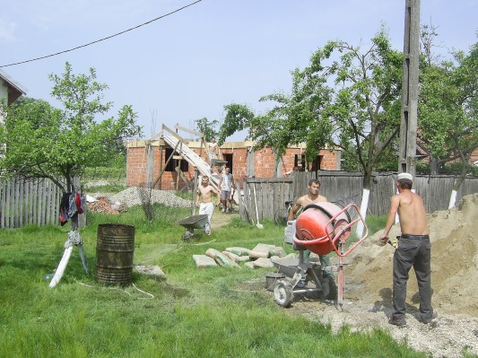 Im Dorf wird fleißig gebaut.